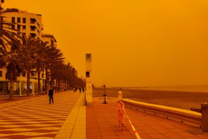 La playa de El Zapillo con calima.