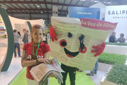 Vocito, la mascota de LA VOZ, en el reparto de periódicos en ExpoLevante Níjar.