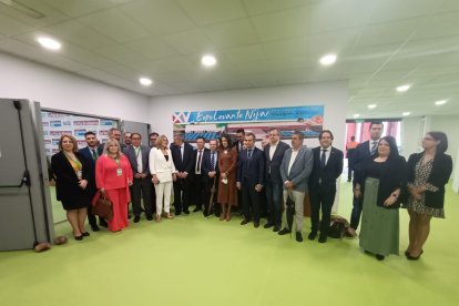 Foto de familia de parte de las autoridades presentes en la inauguración.