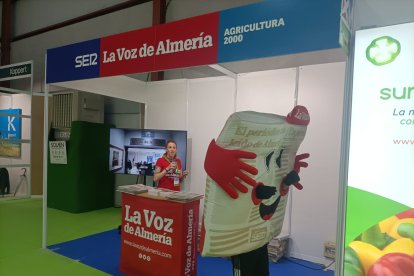 Reparto de LA VOZ en ExpoLevante Níjar.