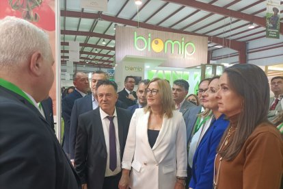 La alcaldesa de Níjar y la delegada del Gobierno de la Junta de Andalucía conocieron de primera mano el trabajo del campo almeriense.