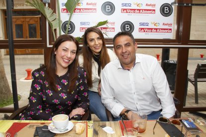 Jorge, María José y Virginia viviendo las Fiestas de San Marcos 2022 de El Ejido en La Bodega del Jamón.