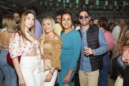 Amigos de la docencia y la administración viviendo las Fiestas de San Marcos 2022 de El Ejido en La Bodega del Jamón.