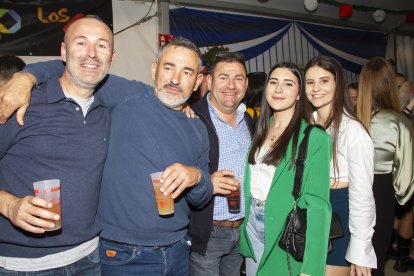 Juan Contreras y Rafael Ortega, amigos de la infancia, junto a familiares y amigos en las Fiestas de San Marcos 2022 de El Ejido en La Bodega del Jamón.