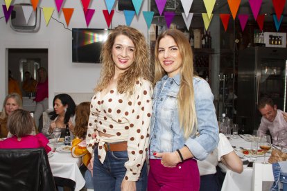 Tamara y Mónica viviendo las Fiestas de San Marcos 2022 de El Ejido en La Bodega del Jamón.