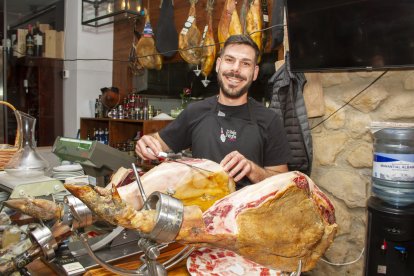 Dani cortando finas lonchas de jamón en las Fiestas de San Marcos 2022 de El Ejido en La Bodega del Jamón.