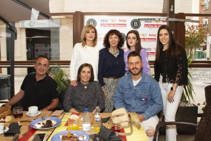 Familias Bonachera y Alonso viviendo las Fiestas de San Marcos 2022 de El Ejido en La Bodega del Jamón.