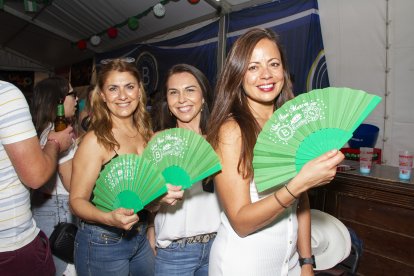 Yolanda, Carmen y Patricia viviendo las Fiestas de San Marcos 2022 de El Ejido en La Bodega del Jamón.