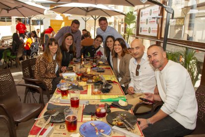 Grupo de familiares y amigos viviendo las Fiestas de San Marcos 2022 de El Ejido en La Bodega del Jamón.