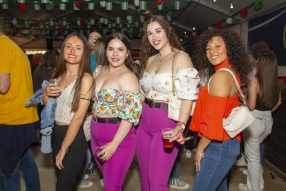 Jeni, Lucía, Marta y Ana viviendo las Fiestas de San Marcos 2022 de El Ejido en La Bodega del Jamón.