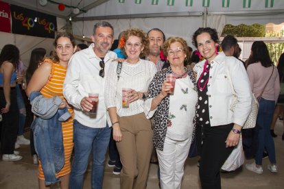 Conchi, Josefa, Marisa, Manolo y Pepe viviendo las Fiestas de San Marcos 2022 de El Ejido en La Bodega del Jamón.