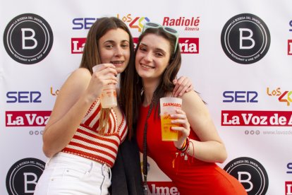 Inma García y Rocío Fernández disfrutando las Fiestas de San Marcos 2022 de El Ejido en La Bodega del Jamón.