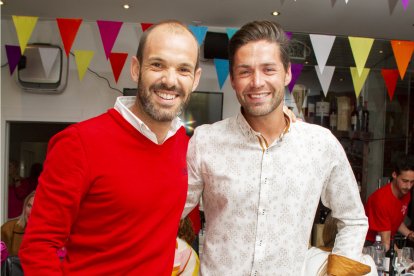 Amigos disfrutando de las fiestas de San Marcos en La Bodega del Jamón.