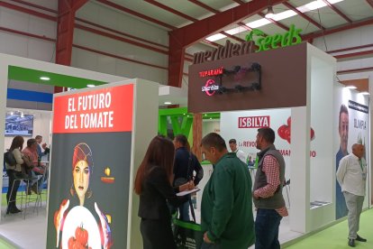 Los clientes se informan de los nuevos productos.