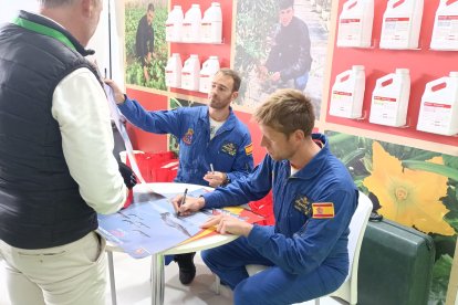 La Patrulla Águila, firmando gorras en el expositor de Brandt en Expolevante 2022.