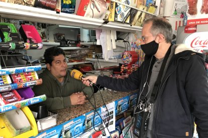 Tony Fernández entrevista a Mario, quiosquero del Paseo de Almería.