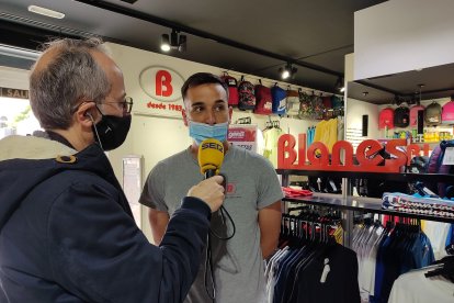 Tony Fernández entrevista a Miguel, vendedor de la tienda de deporte \'Blanes\'.
