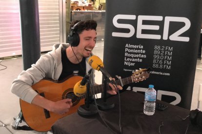 El cantante Manu García puso los sones musicales en el programa especial.