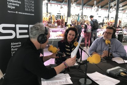 Los periodistas Javier Romero y Alfredo Casas entrevistan a Mar Vázquez, portavoz del Ayuntamiento.
