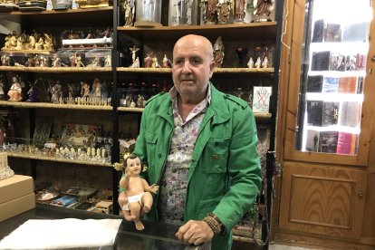 Andrés Felices posa junto a uno de los muchos productos que vende.