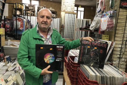 Andrés Felices posa junto a uno de los muchos productos que vende.