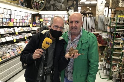 Tony Fernández y Andrés Felices posan juntos.