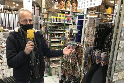Tony Fernández en la tienda \'Río Petro Radio\'.