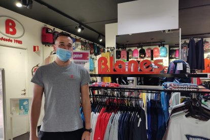 Miguel, vendedor de la tienda de deportes \'Blanes\'.