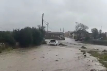 La lluvia provocó la crecida de algunas ramblas, llegando a necesitar varios vehículos la asistencia de los equipos de emergencia en los alrededores de Pechina.