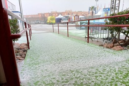 Una de las entradas a Expolevante, en Campohermoso (Níjar), en plena granizada. (FOTO: Antonio Fernández)