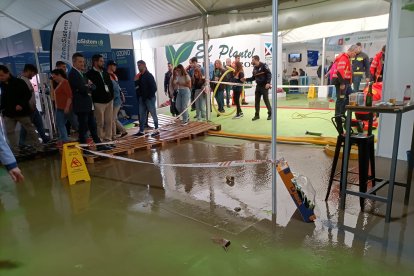 Achicando agua en Expolevante (FOTO: Antonio Fernández).