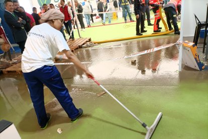 Achicando agua en Expolevante (FOTO: Antonio Fernández).