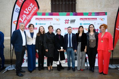 Staff de LA VOZ con miembros del PSOE de Almería.