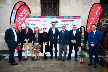 Staff de LA VOZ con miembros del Partido Popular de Almería.