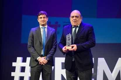 José María Gallart de manos de Javier Carmona, director de marketing de La Unión, ha entregado a José María Gallart el premio a la mejor web.