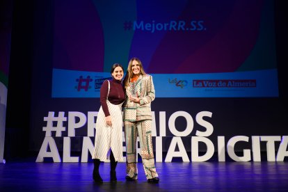 Laura Martínez, presidenta y directora digital del Grupo Novotécnica, ha entregado el premio a las mejores redes sociales a Laura Pérez, de Lausset.