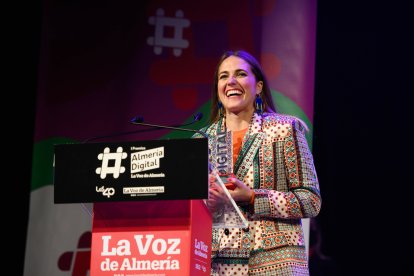 Laura Pérez, de Lausset, tras recoger el premio a las mejores redes sociales.