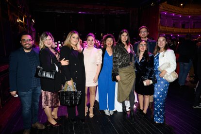 Representantes de Kimitec disfrutan de la velada en el Teatro Cervantes.