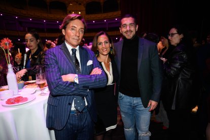 Representantes del Club de Mar de Almería disfrutando de una noche de gala.