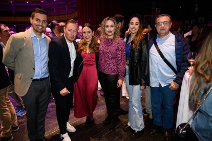La joven influencer almeriense, Laura Pérez, con premiados e invitados a la gala.