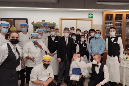 Los equipos de profesores y alumnos del IES La Flota de Murcia e IES Almeraya con el director, Antonio Miguel Hernández.