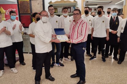 Antonio Miguel Hernández entrega una placa al profesor de Albacete.