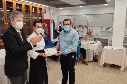 El director de la Escuela de Hostelería de Almería haciendo entrega de una placa de recuerdo a los profesores de La Flota de Murcia.