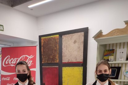 María José López e Inés López ofrecieron una copa de manzanilla a los asistentes con la escancia.