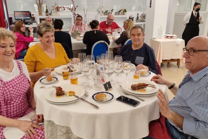 Sebastián, profesor ya jubilado con familiares y amigos acudió a degustar uno de los menús.