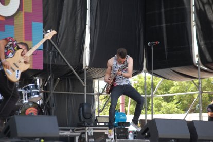 Rafa Tornado acabando un tema al más puro estilo punk