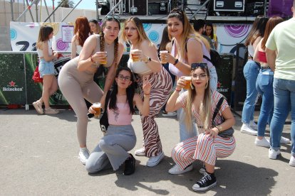 Paula, María, Ayhesa, Consu y Marina listas para pasarlo bien