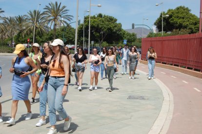Gente llegando al festival