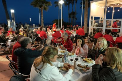 Ferraristas cenando frente a la Playa de El Zapillo.