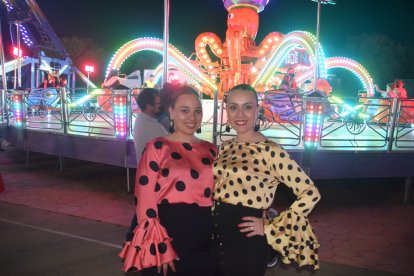 Tamara y Daniela de paseo por el recinto ferial, muy andaluzas.